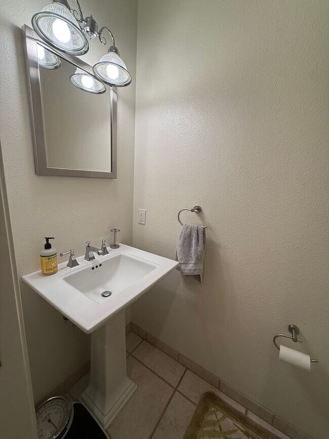 Building Photo - Luxury Home with 180 Degrees Lake Views