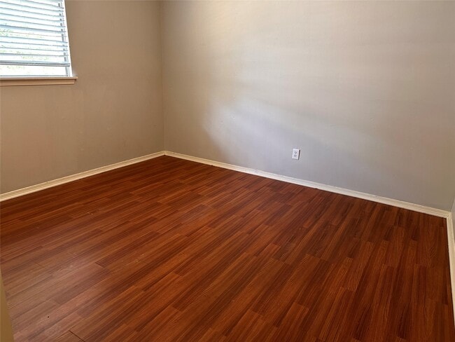 Building Photo - 3323 Brookdale Dr