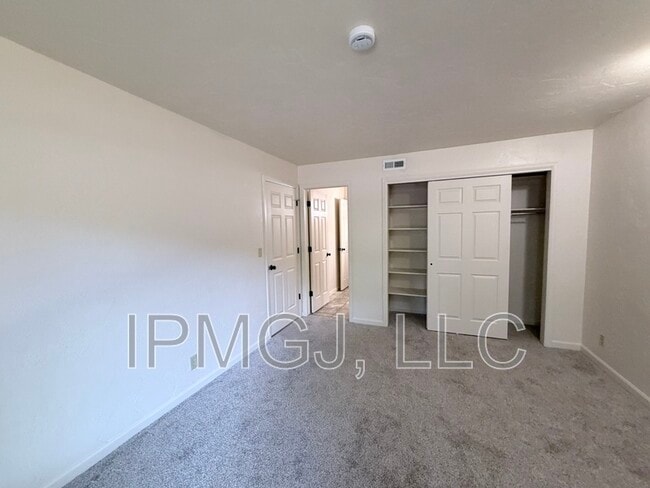 Building Photo - 3150 Lakeside Dr