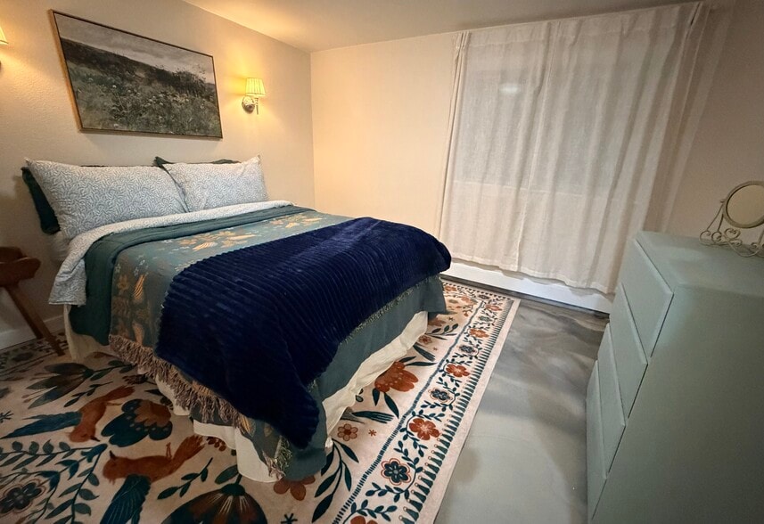 Building Photo - 701 Cedar St