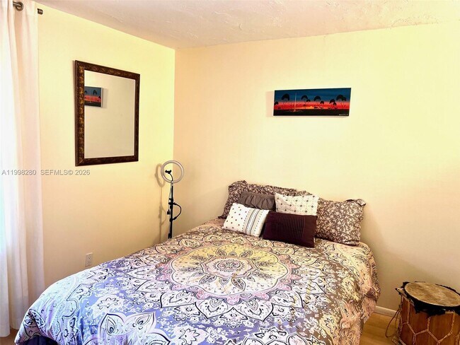 Building Photo - 2841 Somerset Dr