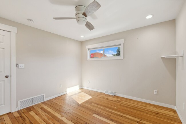 Building Photo - Charming 2 bedroom, 1 bath house