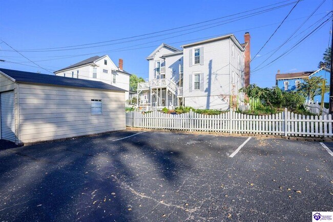 Building Photo - 208 N Mulberry St