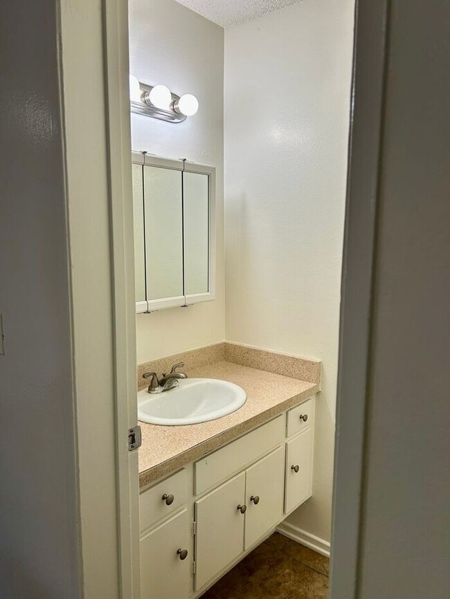 Building Photo - REALLY NICE 2BD & 1.5BA TOWNHOME IN FULLERTON