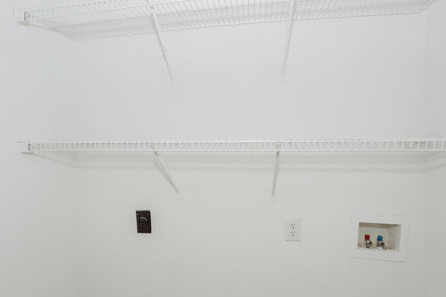 Building Photo - 310 Tamarack Dr