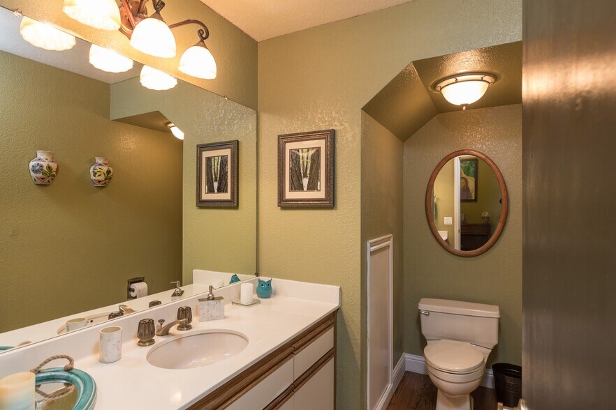 Downstairs Guest Bathroom - 304 Titleist Ct