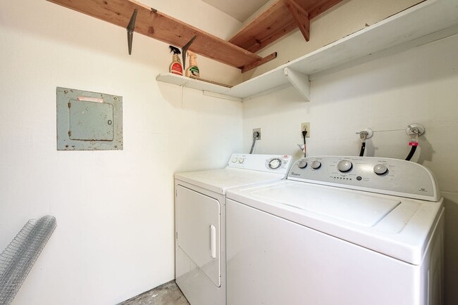 Building Photo - Amazing, Quiet University City Condo For Rent