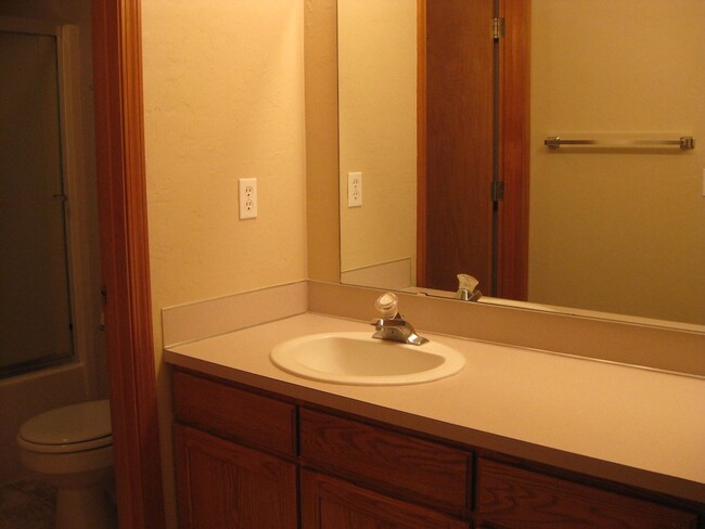 Building Photo - 2-Bedroom Duplex in Prime Corvallis Location!