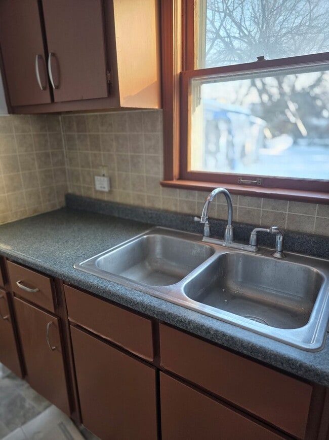 Building Photo - 3 Bedroom Updated Single Family Home