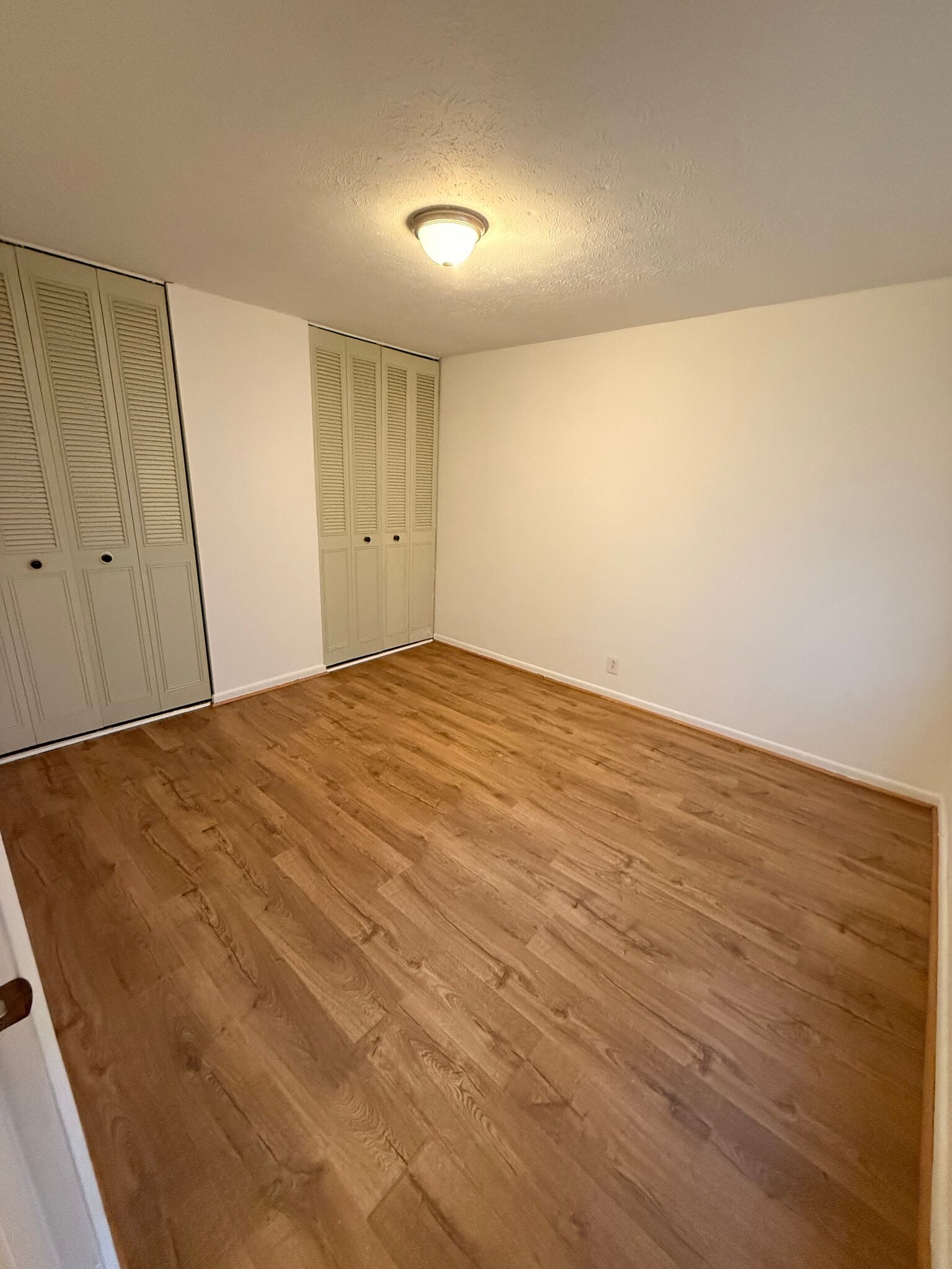 second bedroom (no furnishings) - 810 Bellevue Rd