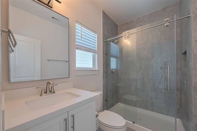 Building Photo - 1237 W 23rd St