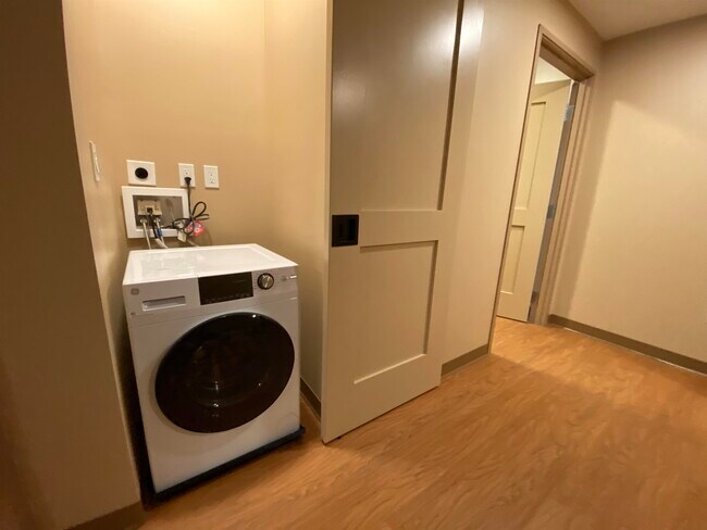 Building Photo - 83 Hanover St