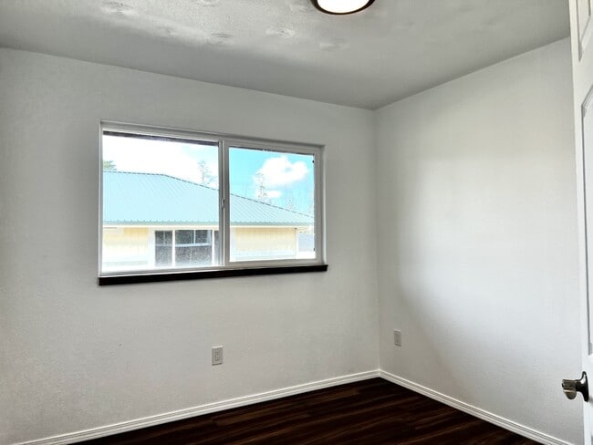 Building Photo - 16-2039-2039 Emerald Dr