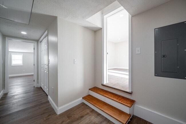 Building Photo - 640 Mission Ridge Rd