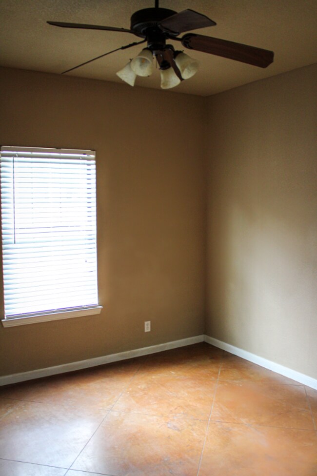 Building Photo - 208 Garden Dr