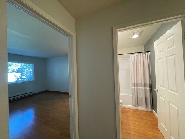 Building Photo - RARE Lake Oswego Bay Community 2Bd/2Ba in ...