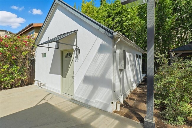 Building Photo - 2156 Linnington Ave