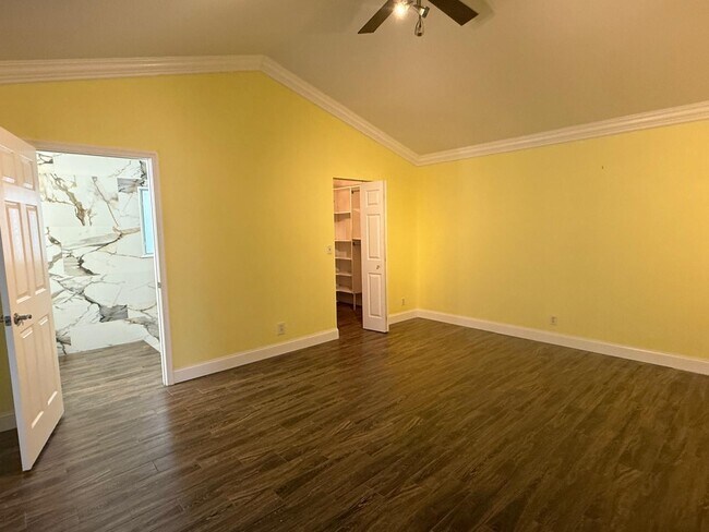 Building Photo - 9707 Sun Pointe Dr