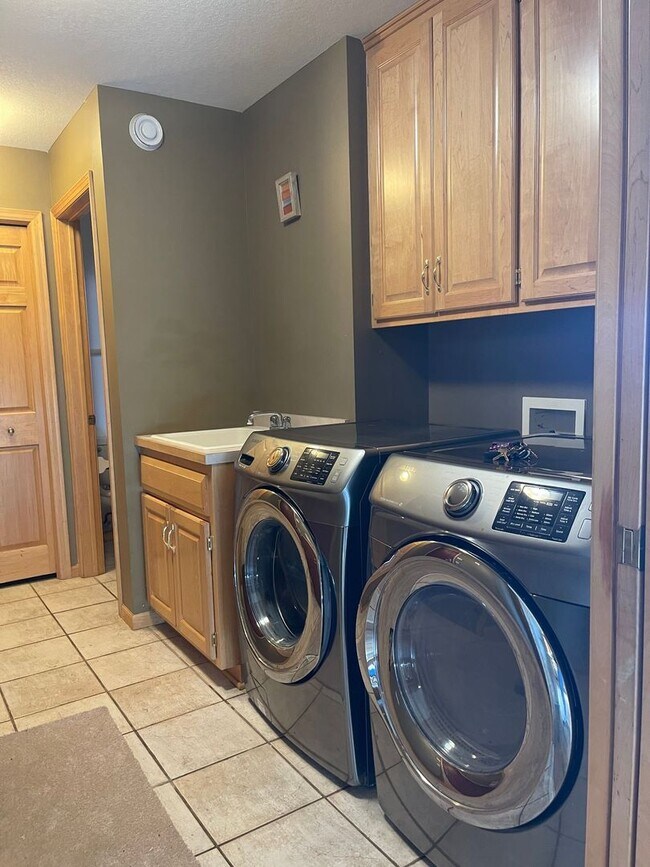Building Photo - Beautiful 3-Bed 3-Bath Townhouse in Shoreview!