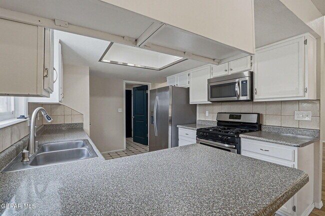 Building Photo - 604 La Chapa Ave