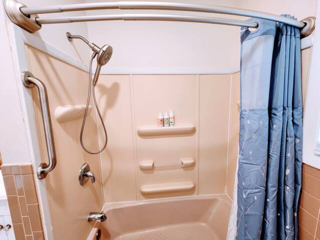 Full Bathroom - 172 Mansfield St