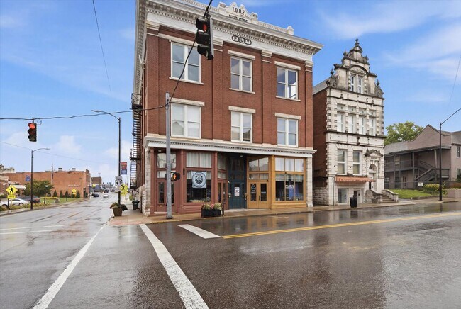 Building Photo - 200 E 9th St
