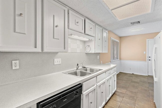 Building Photo - 8301 Greenslope Dr