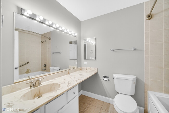 Building Photo - 920 Surrey Dr