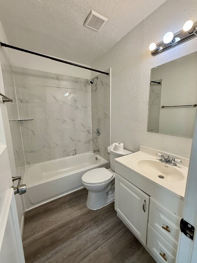 Building Photo - "Charming 3-Bed Oasis with 2 Full Baths in Garland – 1160 Sq Ft of Comfort at 1617 Meadowbrook!"