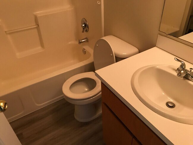 Building Photo - 3 bedroom 2 bath Thurston Hills town house