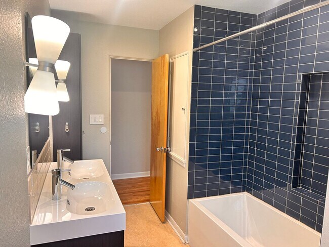 Building Photo - 4 Bedroom, 2 Bathroom in the Lower Rattles...