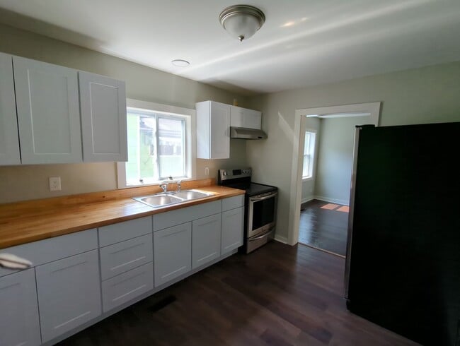 Building Photo - 2 Bedroom House