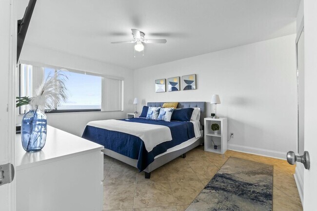 Building Photo - 10152 S Ocean Dr