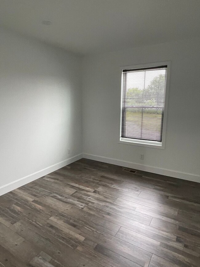 Building Photo - FEBRUARY SPECIAL! RENT $1300, DEPOSIT $130...