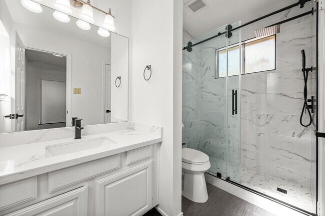 Building Photo - 2010 Courtshire Ln