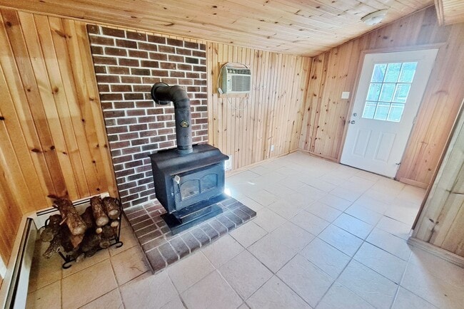 Building Photo - 3 Bed / 1-1/2 Bath Single Family Home