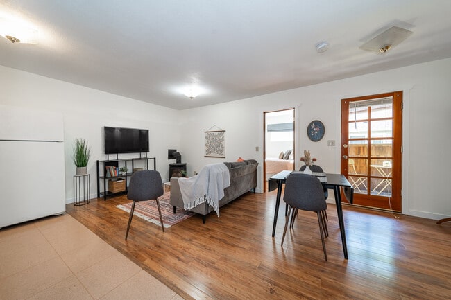 Building Photo - 1104 SW Gaines St