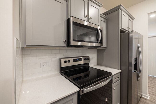 Building Photo - 2 Bedroom Townhome in Lowell (Minutes from I-85)- JULY MOVE IN!