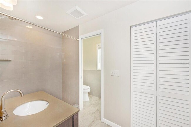 Building Photo - 907 Riviera St