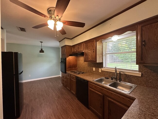 Building Photo - 11 Camelia Dr