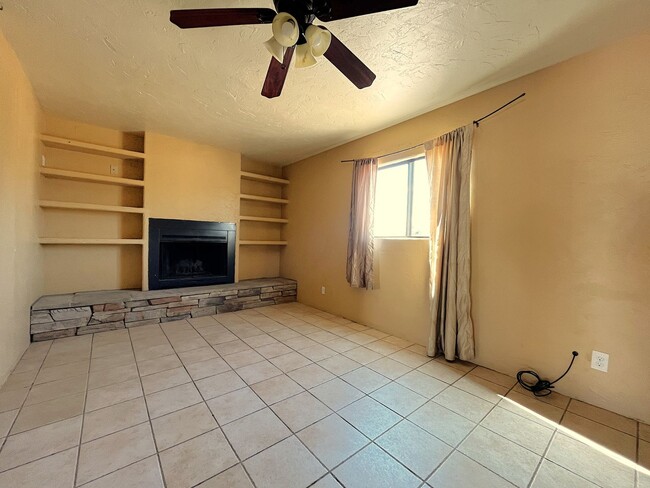 Building Photo - Splendid 4 Bedroom, 2 Bath Home Near Kirtland AFB! Available Now!