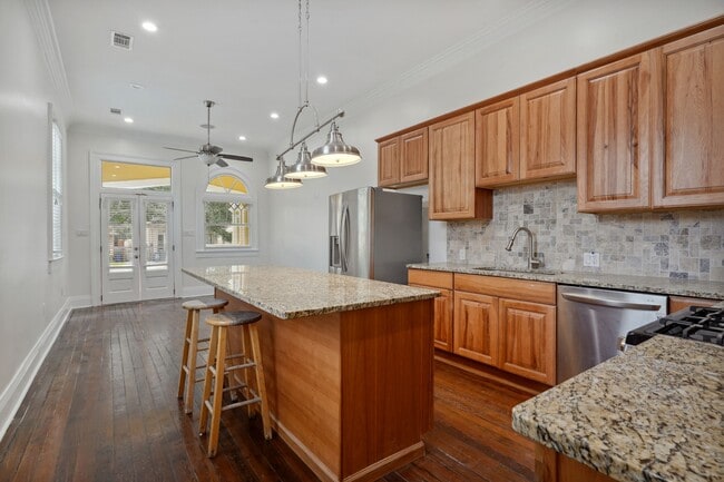 Building Photo - 2922 Banks St