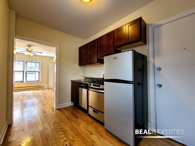 Building Photo - 0 bedroom in CHICAGO IL 60657