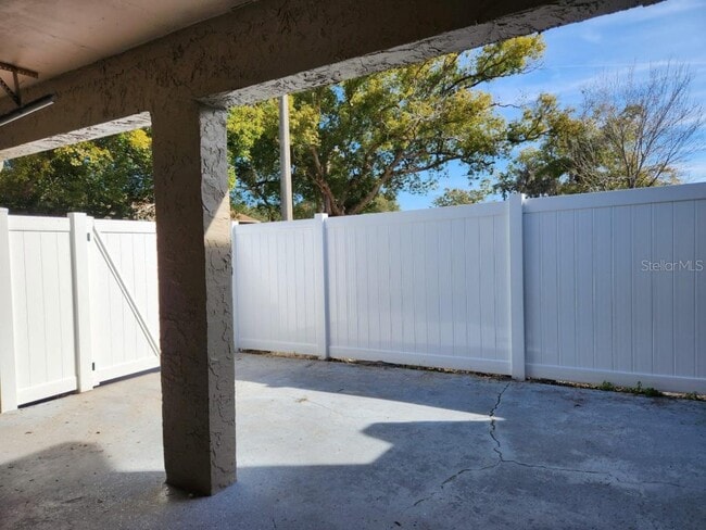 Building Photo - 824 Town Cir