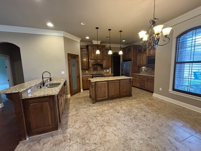 Building Photo - Large 4 Bedroom Home in Benton