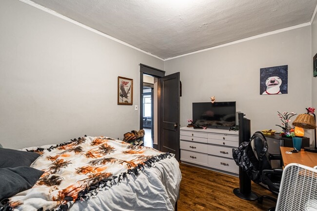 Building Photo - Kenwood flat across from UWM