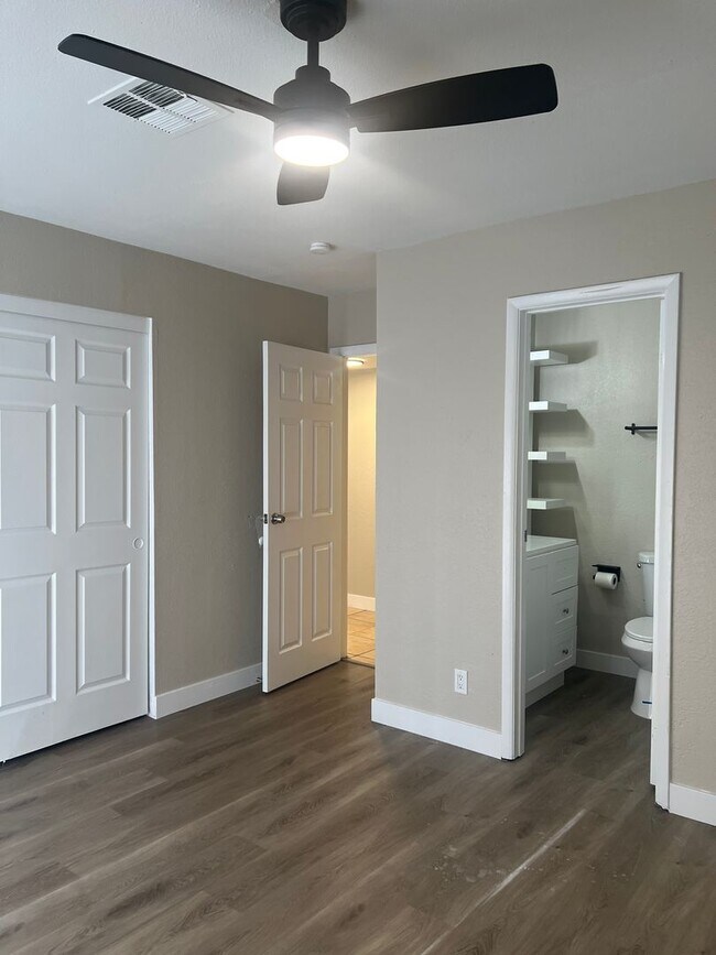 Building Photo - Beautiful Fully Rehabbed Ground Floor Location