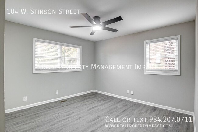 Building Photo - Updated 2 Bedroom 1 Bath Duplex Close to U...