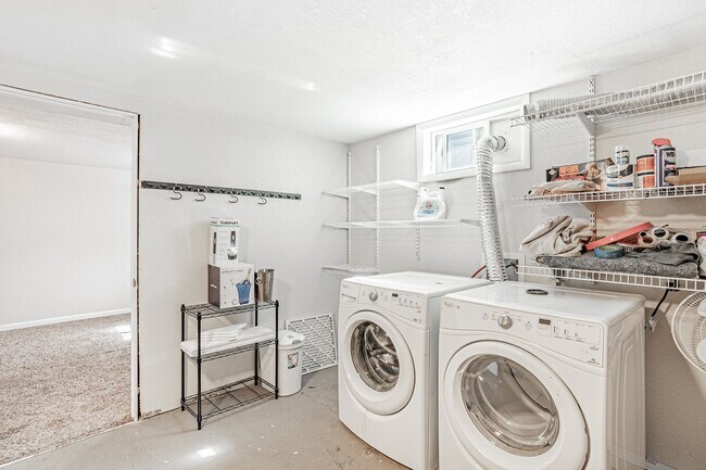 Building Photo - Exceptional 4-Bed, 2-Bath Home in Englewoo...