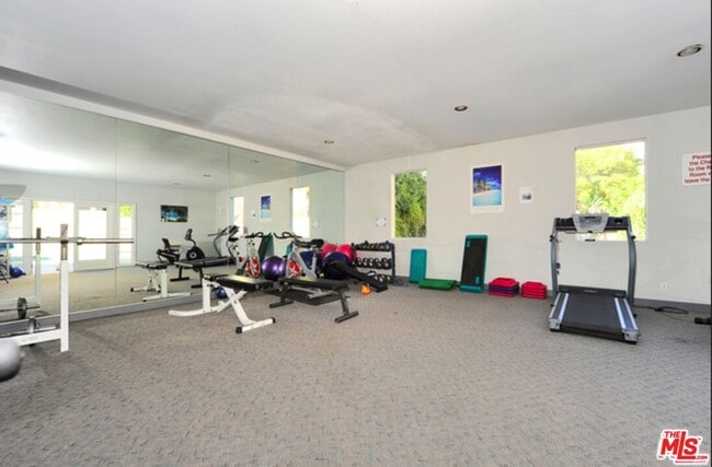 Building Photo - 2222 Beachwood Dr